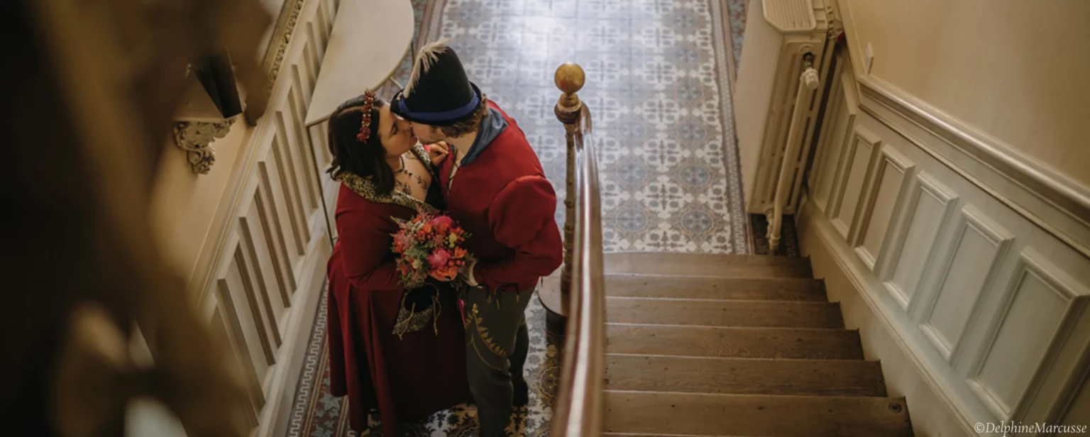 Deux mariée dans une entrée de chateau