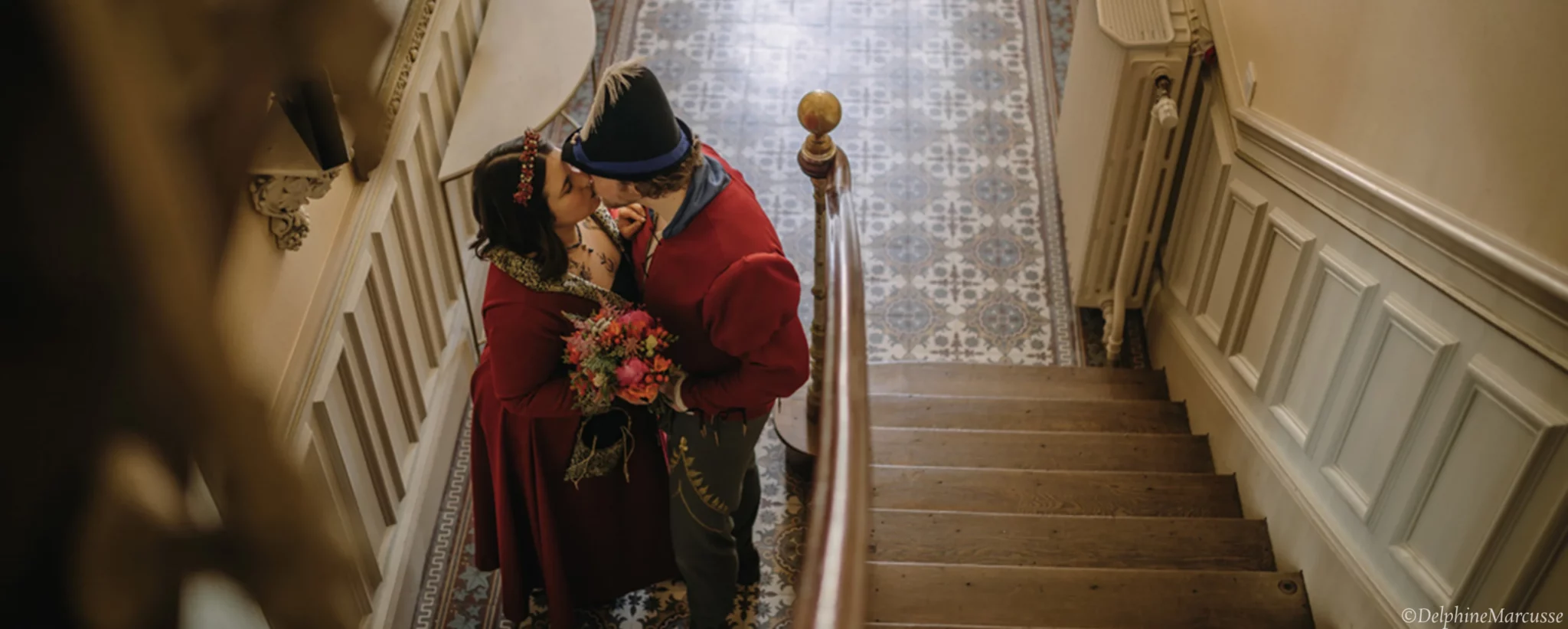 Deux mariée dans une entrée de chateau