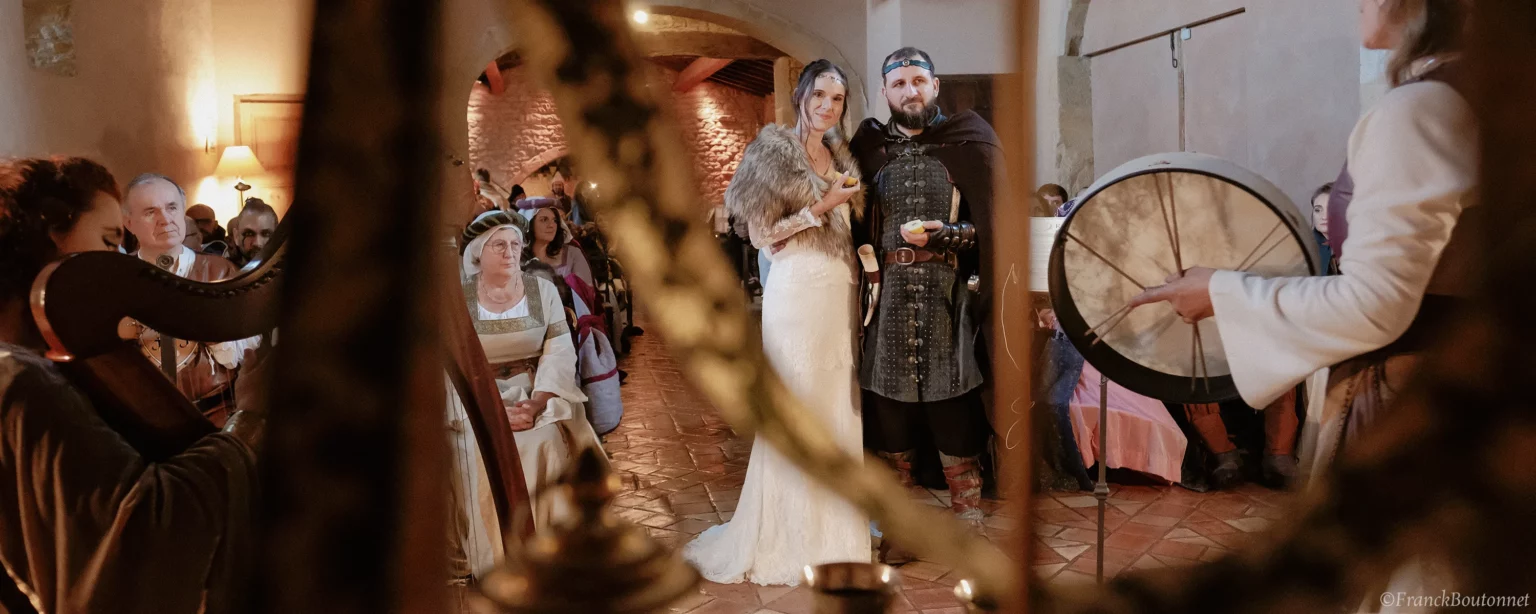 2 mariée prêt pour leur mariage médiéval