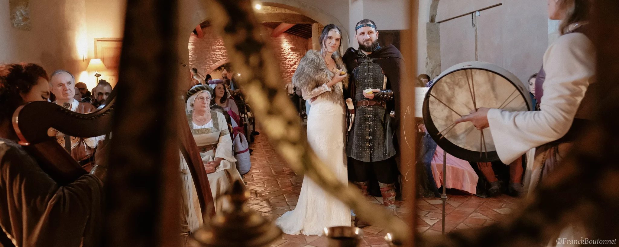 2 mariée prêt pour leur mariage médiéval