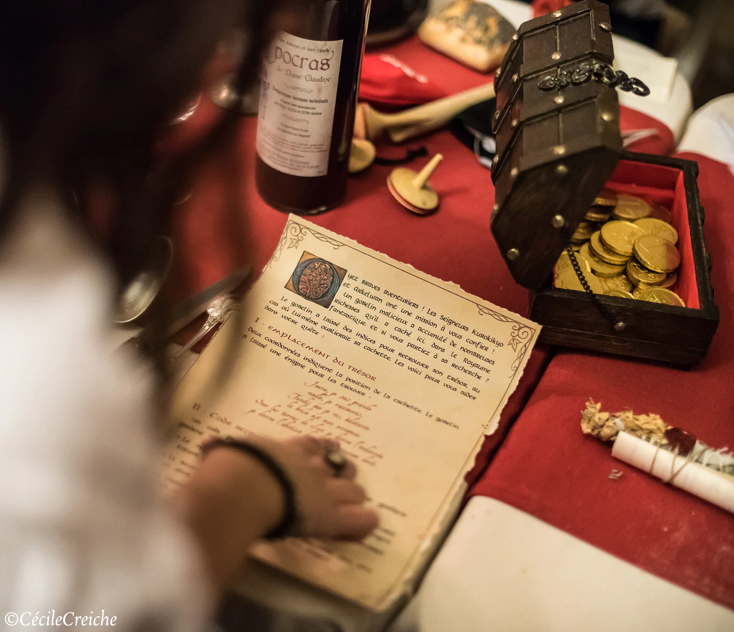 Lecture d'un texte ancien médiéval lors d'un mariage