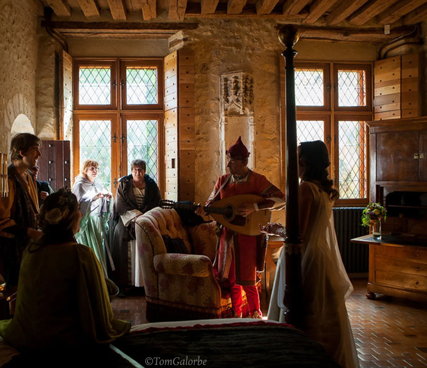 Animation médiévale lors d'un mariage médiévale sur-mesure dans un chateau en pierre