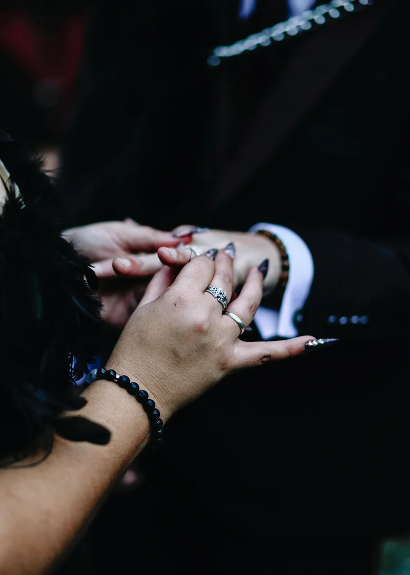 Passage au doigt des alliances lors d'une cérémonie de mariage gothique