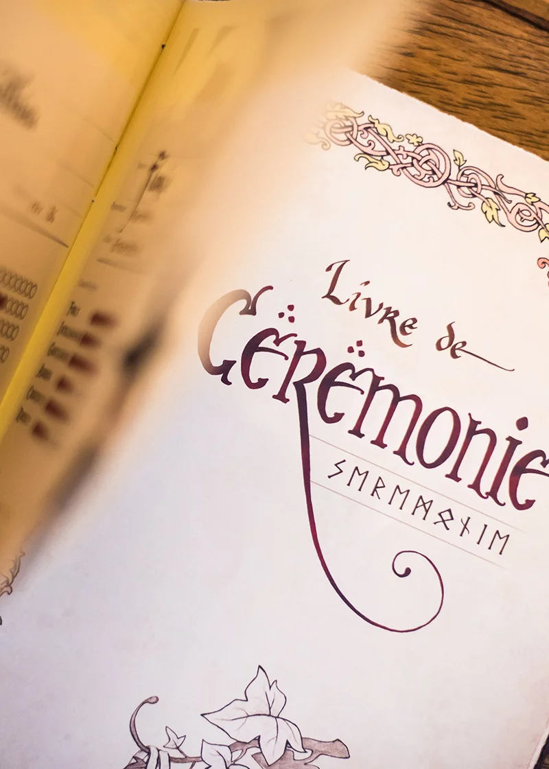 Le livre d'une cérémonie de mariage médiévale ouvert