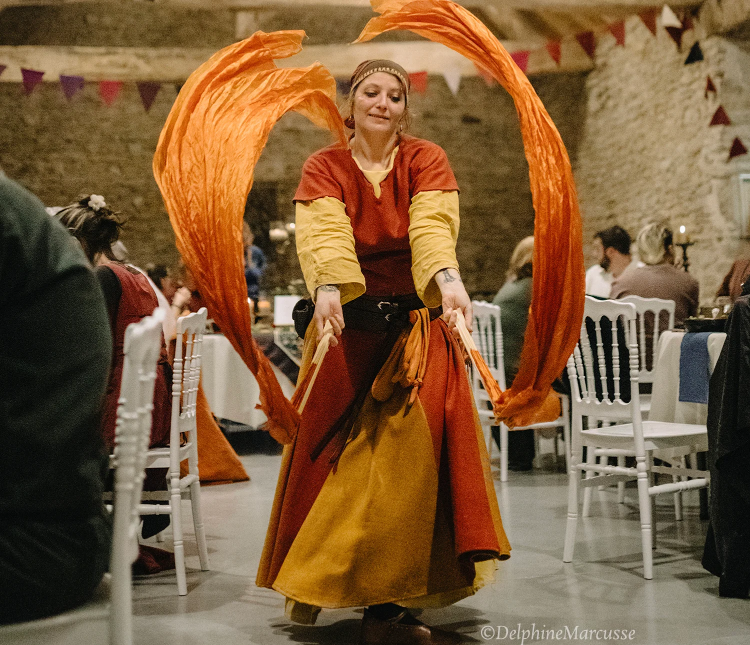 Danse d'éventails lors d'un maraige à thème